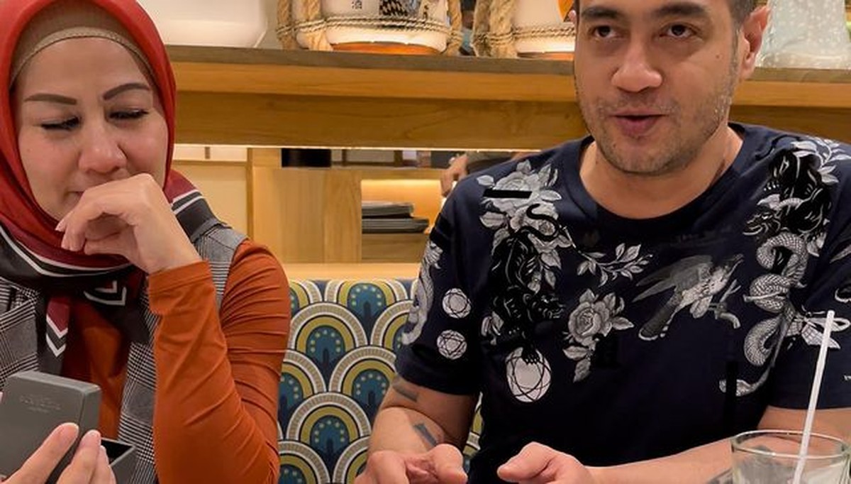 Ferry Irawan baru saja membagikan kabar bahagia melamar Venna Melinda&comma; yuk kita intip momen harunya&excl;