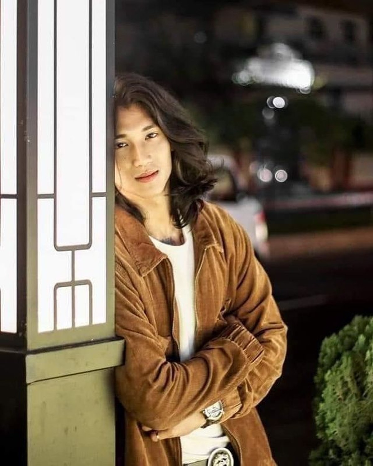 Model dan aktor Myanmar&comma; Paing Takhon dinobatkan sebagai pria tertampan di dunia yang merupakan seorang tahanan&period; Yuk intip pesonanya&excl;