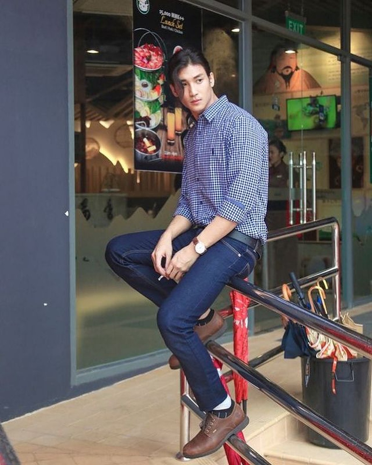 Model dan aktor Myanmar&comma; Paing Takhon dinobatkan sebagai pria tertampan di dunia yang merupakan seorang tahanan&period; Yuk intip pesonanya&excl;