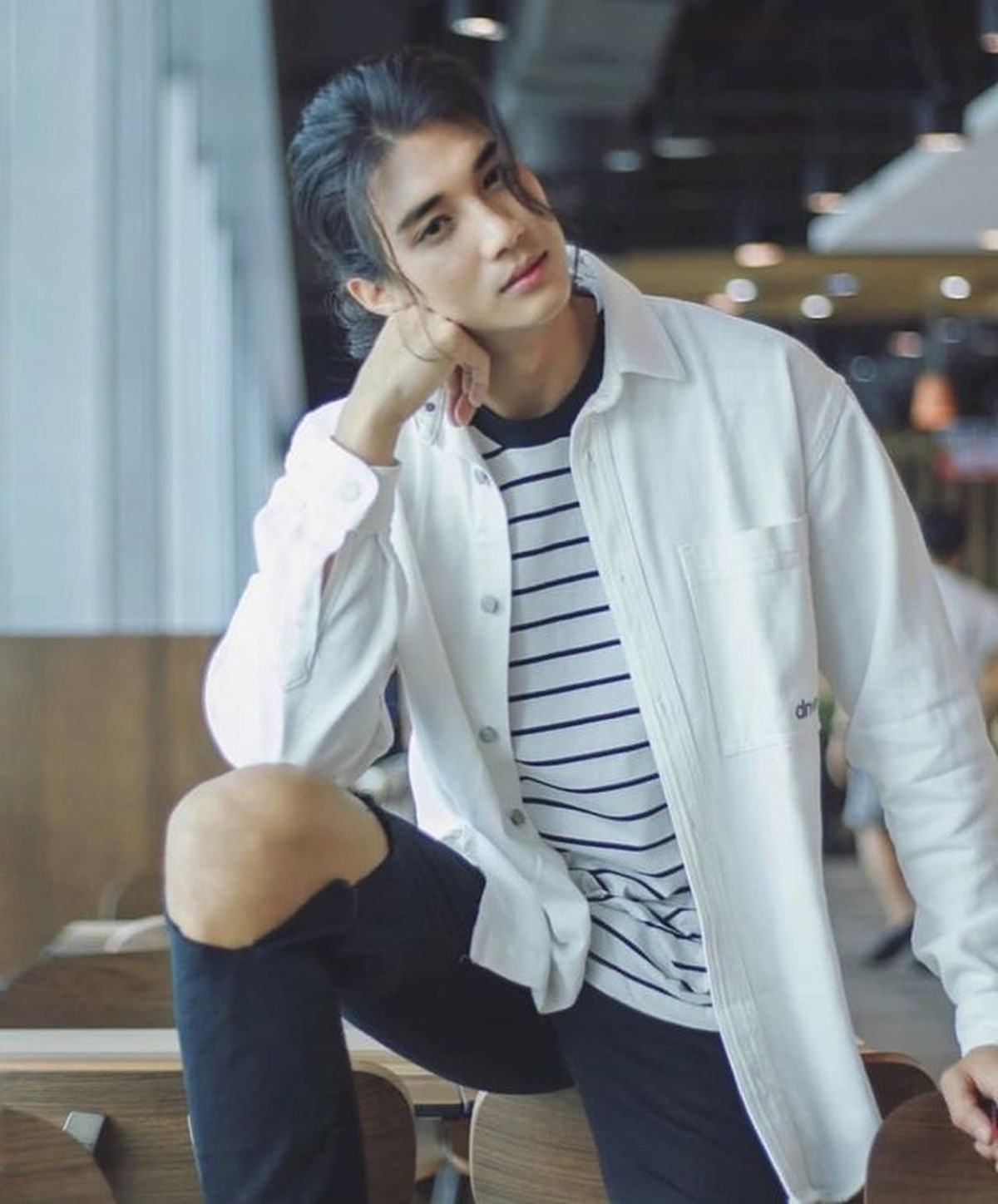 Model dan aktor Myanmar&comma; Paing Takhon dinobatkan sebagai pria tertampan di dunia yang merupakan seorang tahanan&period; Yuk intip pesonanya&excl;