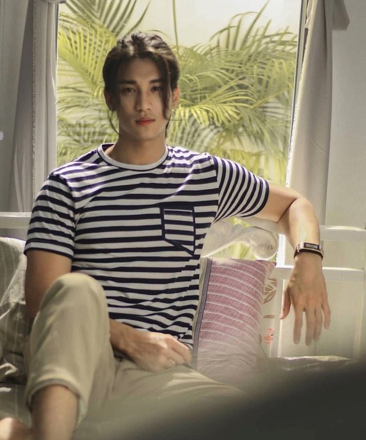 Model dan aktor Myanmar&comma; Paing Takhon dinobatkan sebagai pria tertampan di dunia yang merupakan seorang tahanan&period; Yuk intip pesonanya&excl;