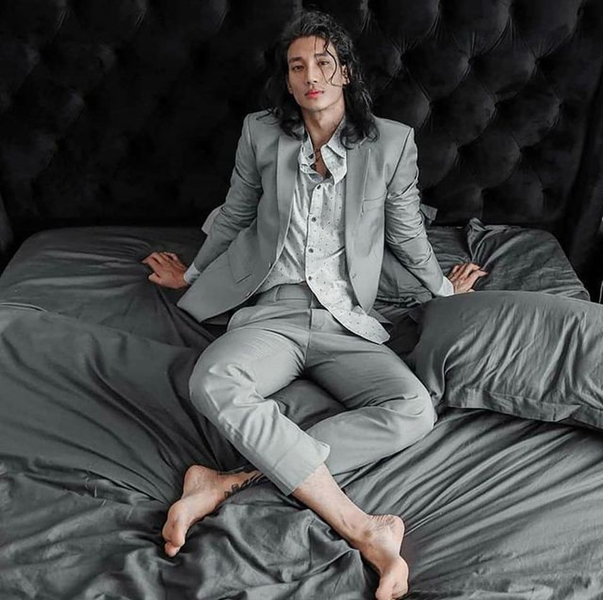 Model dan aktor Myanmar&comma; Paing Takhon dinobatkan sebagai pria tertampan di dunia yang merupakan seorang tahanan&period; Yuk intip pesonanya&excl;