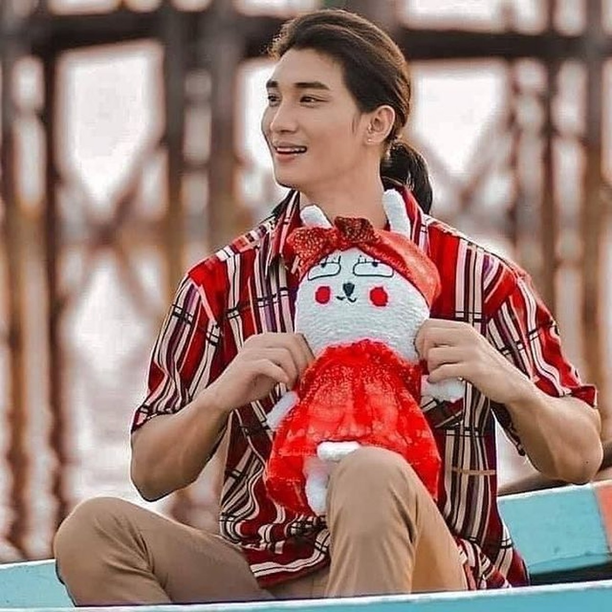 Model dan aktor Myanmar&comma; Paing Takhon dinobatkan sebagai pria tertampan di dunia yang merupakan seorang tahanan&period; Yuk intip pesonanya&excl;