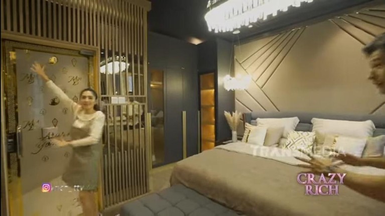 Rumah seorang pengusaha properti di Surabaya dilapisi emas dan dihias kristal Swarovksi bak istana. Yuk kita intip potretnya!