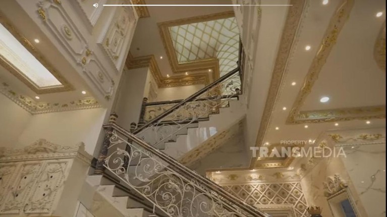 Rumah seorang pengusaha properti di Surabaya dilapisi emas dan dihias kristal Swarovksi bak istana. Yuk kita intip potretnya!