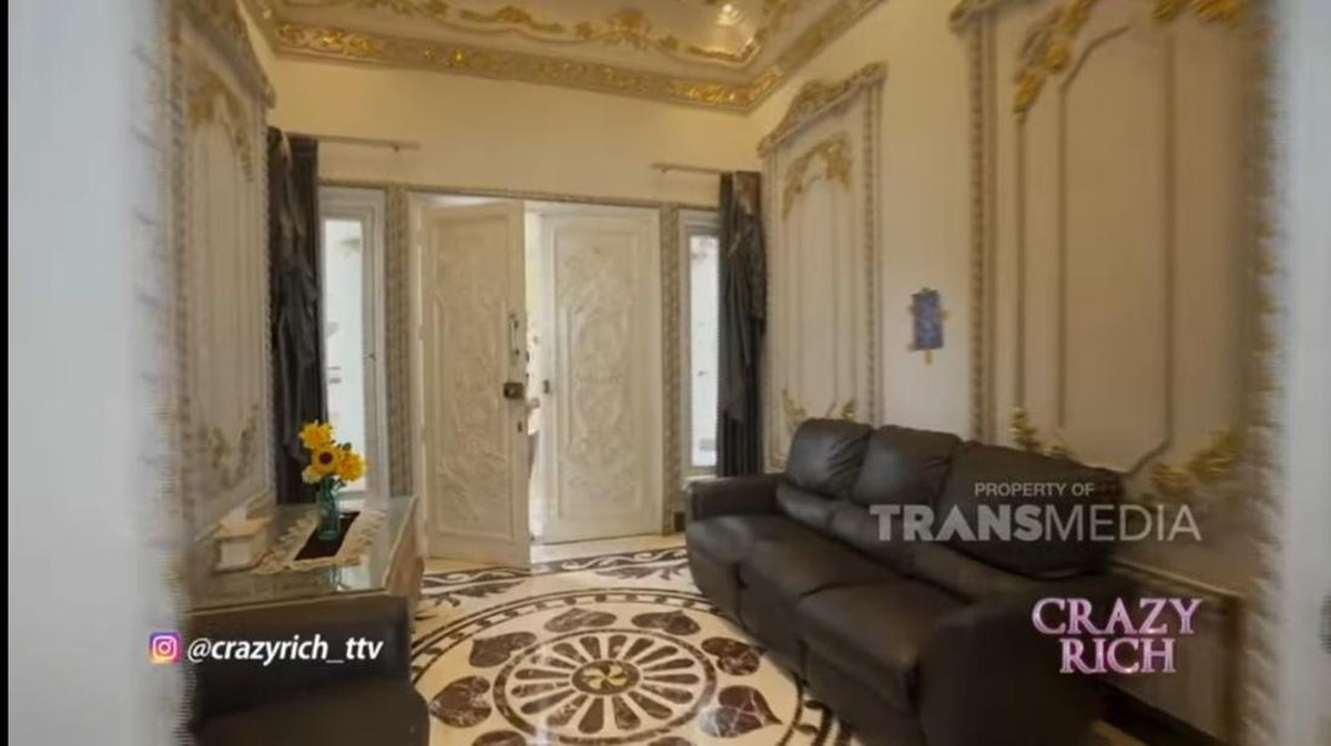 Rumah seorang pengusaha properti di Surabaya dilapisi emas dan dihias kristal Swarovksi bak istana&period; Yuk kita intip potretnya&excl;