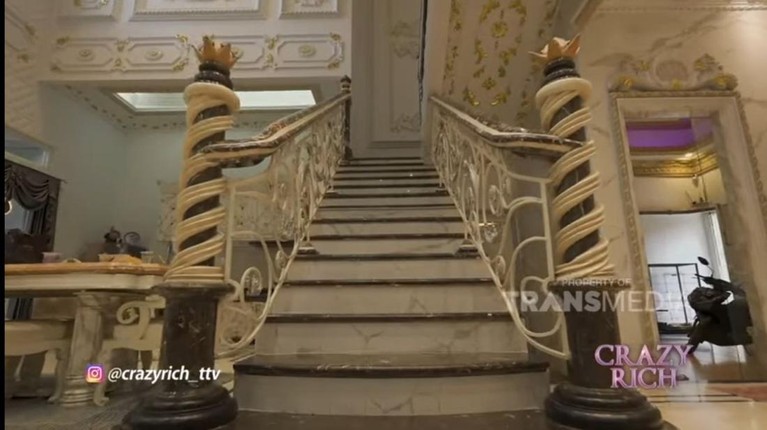 9 Potret Rumah Crazy Rich Surabaya Rumah seorang pengusaha properti di Surabaya dilapisi emas dan dihias kristal Swarovksi bak istana. Yuk kita intip potretnya!