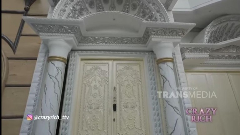 Rumah seorang pengusaha properti di Surabaya dilapisi emas dan dihias kristal Swarovksi bak istana. Yuk kita intip potretnya!