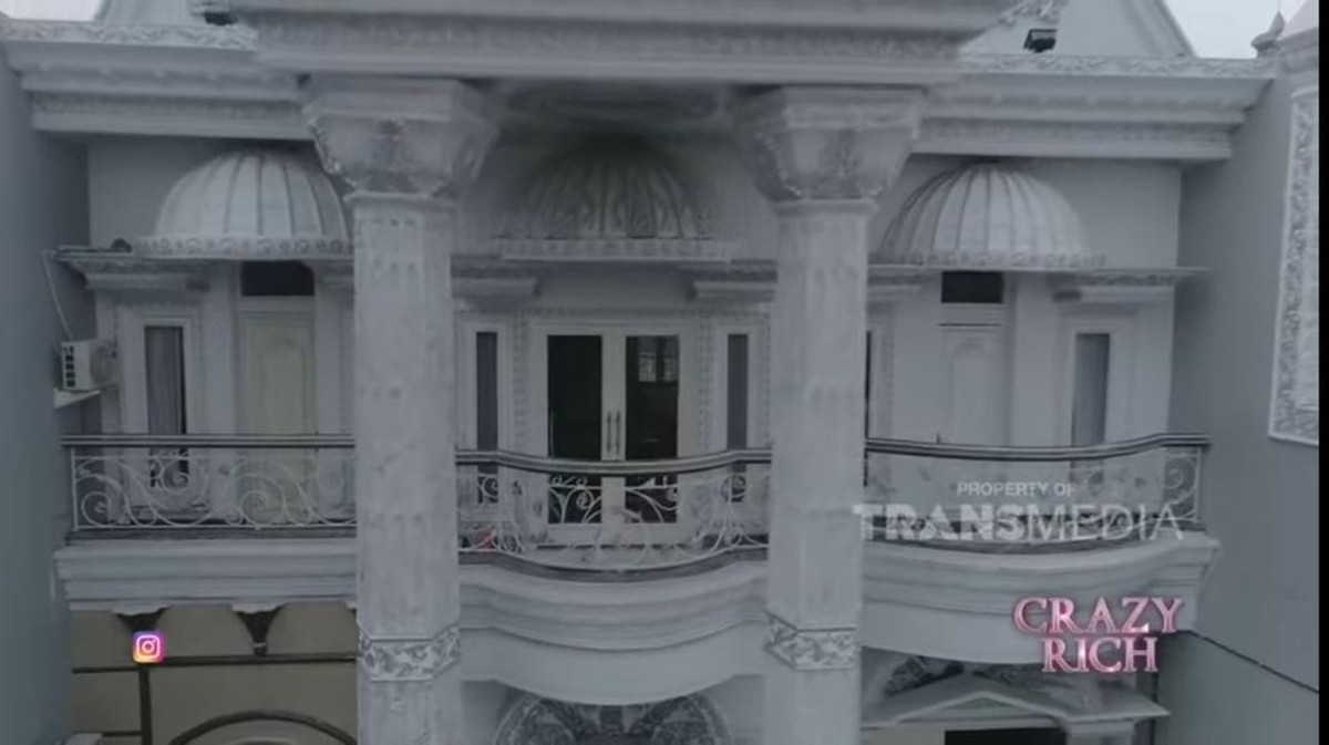 Rumah seorang pengusaha properti di Surabaya dilapisi emas dan dihias kristal Swarovksi bak istana&period; Yuk kita intip potretnya&excl;
