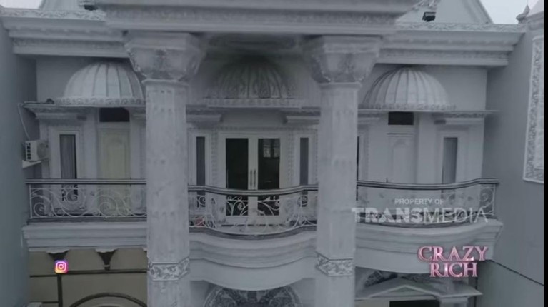 9 Potret Rumah Crazy Rich Surabaya Rumah seorang pengusaha properti di Surabaya dilapisi emas dan dihias kristal Swarovksi bak istana. Yuk kita intip potretnya!