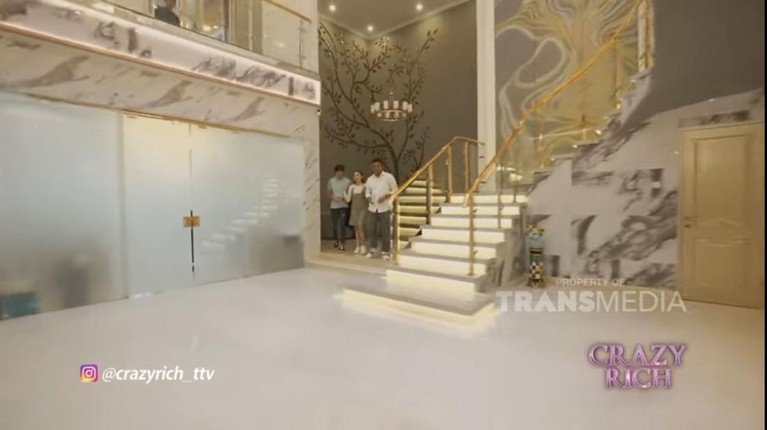 9 Potret Rumah Crazy Rich Surabaya Rumah seorang pengusaha properti di Surabaya dilapisi emas dan dihias kristal Swarovksi bak istana. Yuk kita intip potretnya!