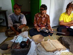 4 Tradisi Unik Muharram di Lombok, Ada Tetulaq hingga Bisoq Keris