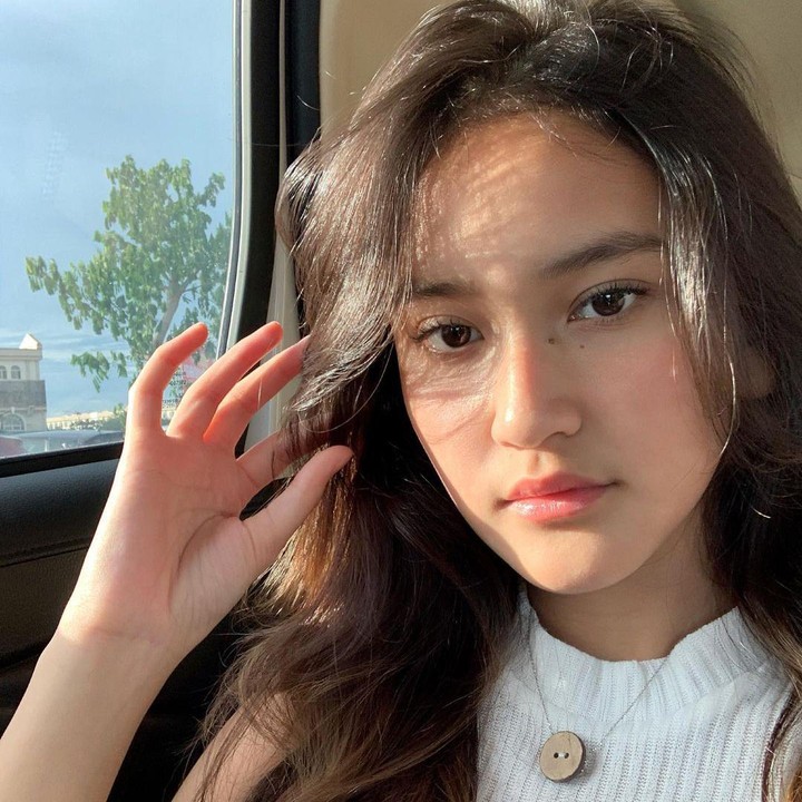 <p>Menginjak usia 15 tahun, Leya mulai mengunggah potret dirinya di media sosial. Dandanan yang simpel membuat Leya tampil cantik natural, Bunda. (Foto: Instagram @harleyavaprincy)</p>