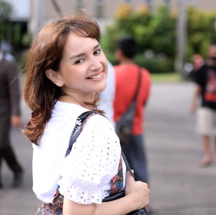 <p>Siapa sangka, di usianya yang kini 35 tahun, ia masih kerap dianggap seperti anak sekolahan. (Foto: Instagram @angelicasimp.new)</p>