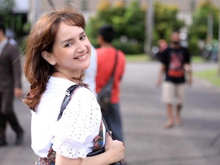 7 Potret Angelica Simperler, Awet Muda Sering Dikira Anak Sekolah & Single Bun