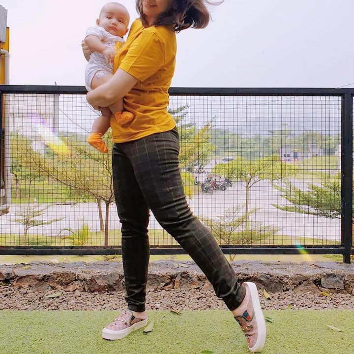 <p>Selain itu, ia juga membagikan potret diri bersama baby Ryuzi, Bunda. (Foto: Instagram @angelicasimp.new)</p>