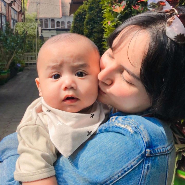 <p>Padahal Angelica Simperler juga sudah dikaruniai seorang anak berjenis kelamin laki-laki yang diberi nama Ryuzi Nara At Tariq. (Foto: Instagram @angelicasimp.new)</p>
