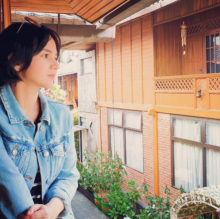 <p>Bukan tanpa alasan, ini karena istri Rico Hidros Daeng itu terlihat begitu awet muda. (Foto: Instagram @angelicasimp.new)</p>