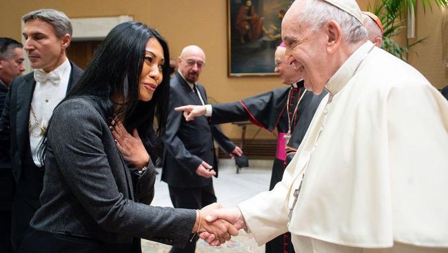 Anggun C Sasmi’s unforgettable moment when she meets Pope Francis