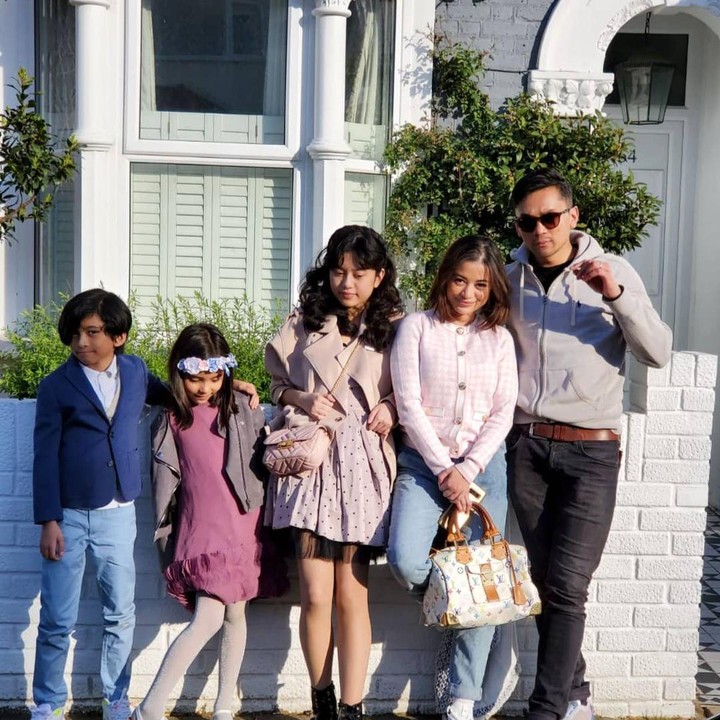 <p> Saat ini, kehidupan Angie 'Virgin' bersama keluarganya di London jauh dari sorotan media, Bunda. (Foto: Instagram @angie_virgin)</p>