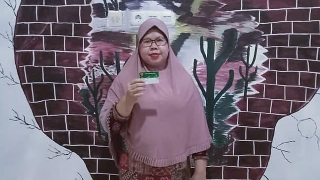Siti Hairoh, warga Kota Depok menyebut JKN-KIS yang diselenggarakan BPJS Kesehatan sebagai solusi atas permasalahan akses kesehatan untuk masyarakat.