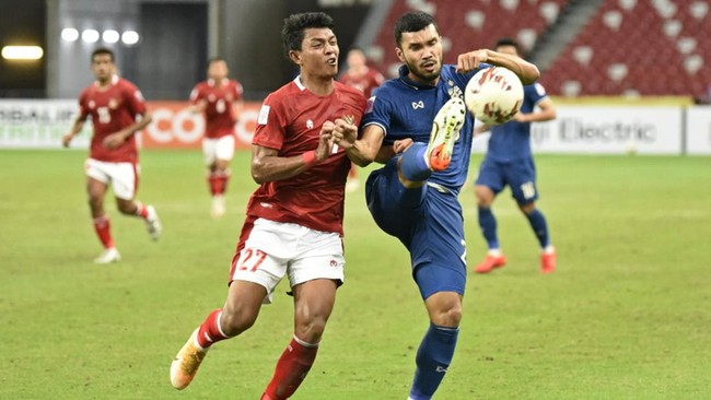 Pelatih Timnas Indonesia Shin Tae Yong tampak gemas saat berpose dengan penyerang Tim Garuda Dedik Setiawan usai seremonial pembagian medali di Piala AFF 2020 (Piala AFF 2021).
