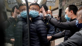 FOTO: Detik-detik Penggerebekan Media Hong Kong Stand News oleh Polisi