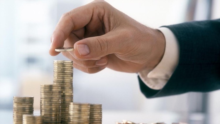 Ilustrasi Cancer di 2022 Hand of a mid adult man, wearing a siut, is stacking Euro coins. (2XL-File)