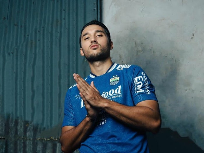 Pria kelahiran Amsterdam, Beland ini merupakan pemain naturalisasi. Ezra Walian resmi jadi WNI sejak tahun 2017. Nah, dia dipilih menjadi salah satu pemain timnas setelah kiprahnya di Persib terus melejit seiring berjalannya waktu. (Foto: Instagram.com/ezrawalian)