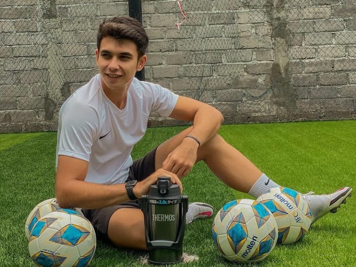 Kipper timnas dari klub Bali United ini sempat bikin geger sosial media karena paras tampannya lho! Ditambah permainannya yang epic, bikin penonton setia dukung penampilannya. Siapa lagi ya Beauties, jika bukan Nadeo Argawinata. (Foto: Instagram.com/nadeowinataa)