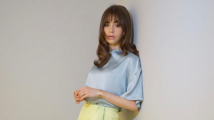 Gaya Lily Collins saat Promosikan 'Emily in Paris', Lebih Stylish Dibanding Sosok Emily?
