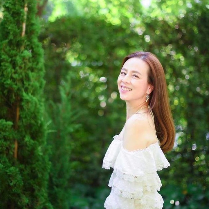 <p>Suaminya juga bukan orang biasa. Madam Pang menikah dengan Dia saat ini menikah dengan Pol. Kolonel Naras Savestanan, direktur jenderal Departemen Pemasyarakatan di Thailand. (Foto: Instagram @panglangsam)</p>