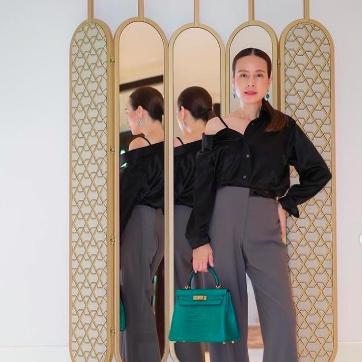 <p>Kerap bergaya elegan, Madam Pang ternyata memiliki distributor Hermes, Saint Honorè di Bangkok. Dia juga salah satu pemilik Meister Technik, distributor resmi mobil Audi di negara tersebut, Bunda. (Foto: Instagram @panglangsam)</p>