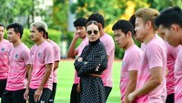 <p>Mengutip Bangkok Post, Madam Pang dianggap telah memenuhi syarat karena telah membawa tim putri ke putaran final Piala Dunia FIFA dua kali ketika dia menjadi manajernya. (Foto: Instagram @panglangsam)</p>