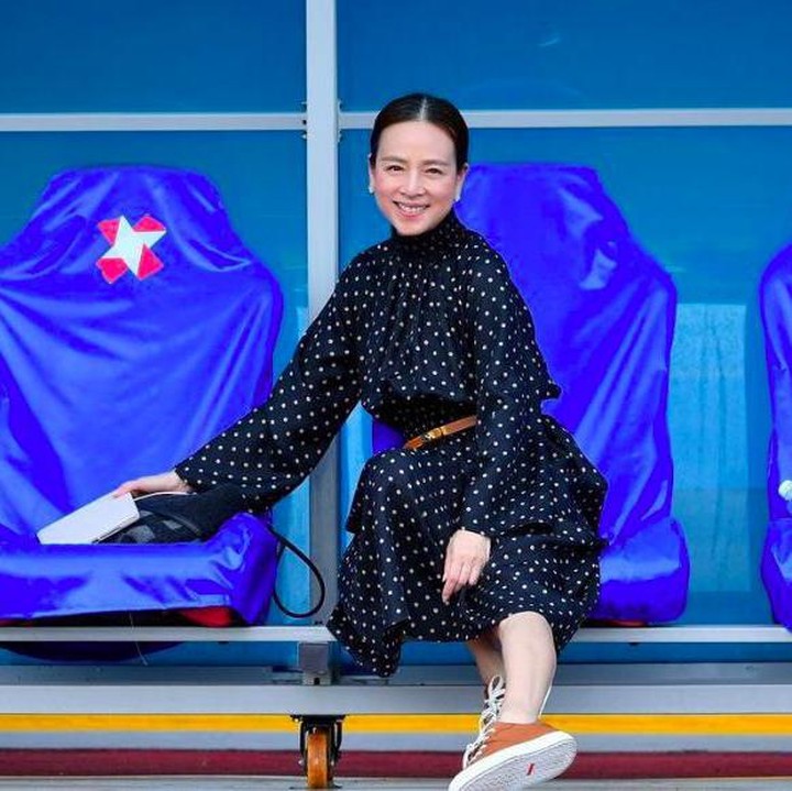 <p>Nualphan Langsam atau dikenal sebagai Madam Pang belum lama ini, tepatnya pada Agustus 2021, ditunjuk oleh Asosiasi Sepak Bola Thailand sebagai manajer tim nasional putra. (Foto: Instagram @panglangsam)</p>