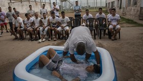 FOTO: Mengajak 'Domba-domba Sesat' di Penjara Argentina