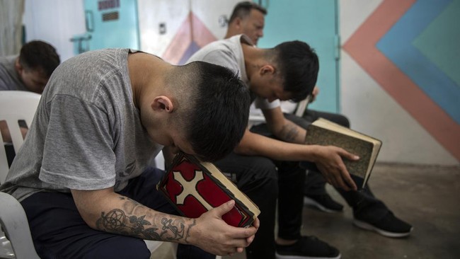 FOTO: Mengajak 'Domba-domba Sesat' di Penjara Argentina