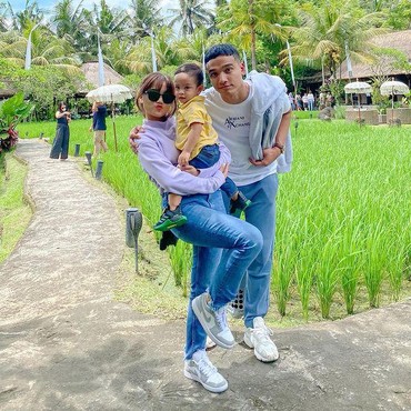 Intip 8 Potret Keseruan Fuji & Gala Liburan di Bali, Kulineran di Tepi Sawah!