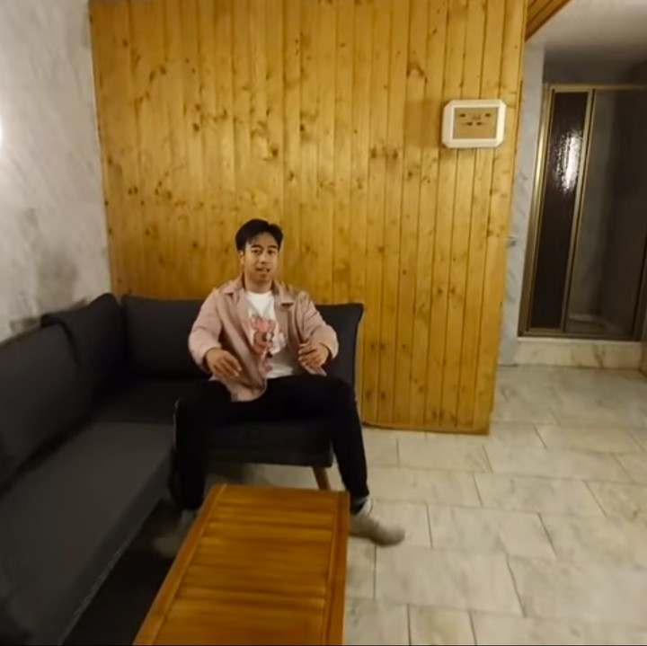 <p>Ada pula sebuah ruangan yang menjadi ruangan favorit pria 31 tahun ini, Bunda. Ruangan itu adalah basement yang berisi ruangan sauna dan kolam renang. (Foto: YouTube Vidi Aldiano)</p>