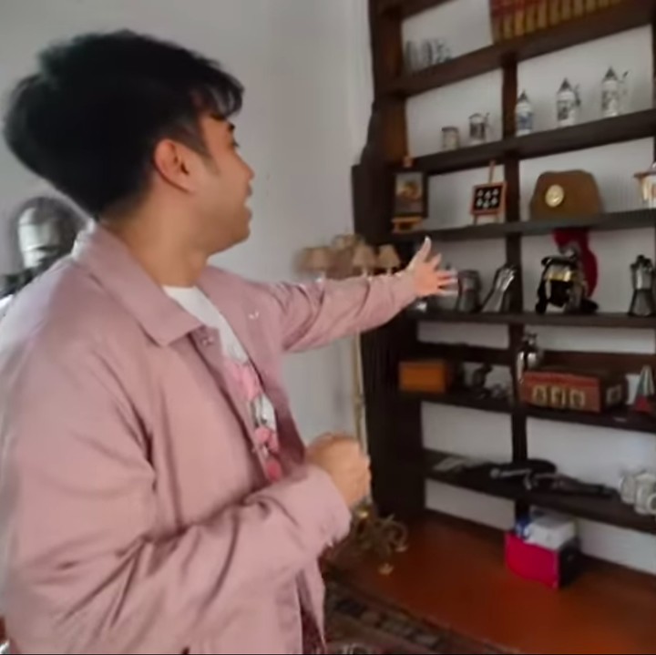 <p>Saat berkeliling rumah, Vidi menjelaskan secara detail barang-barang yang ada di setiap ruangan. Bahkan ada satu ruangan yang dipenuhi dengan barang antik. (Foto: YouTube Vidi Aldiano)</p>
