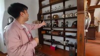 <p>Saat berkeliling rumah, Vidi menjelaskan secara detail barang-barang yang ada di setiap ruangan. Bahkan ada satu ruangan yang dipenuhi dengan barang antik. (Foto: YouTube Vidi Aldiano)</p>