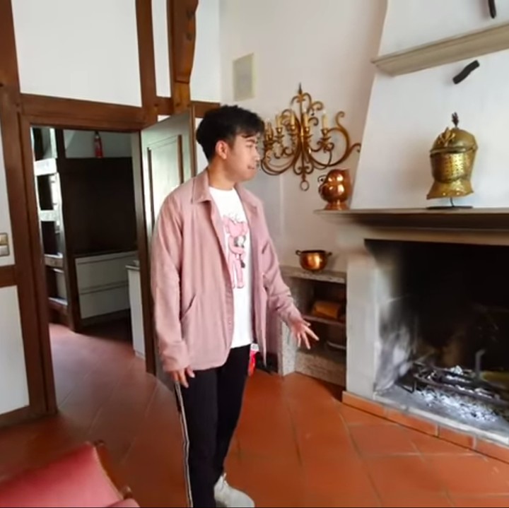 <p>Ternyata, ayah Vidi adalah pengusaha sound system yang bekerja sama dengan perusahaan Jerman. Karena itu, sang Ayah mulai mencari beberapa properti. (Foto: YouTube Vidi Aldiano)</p>