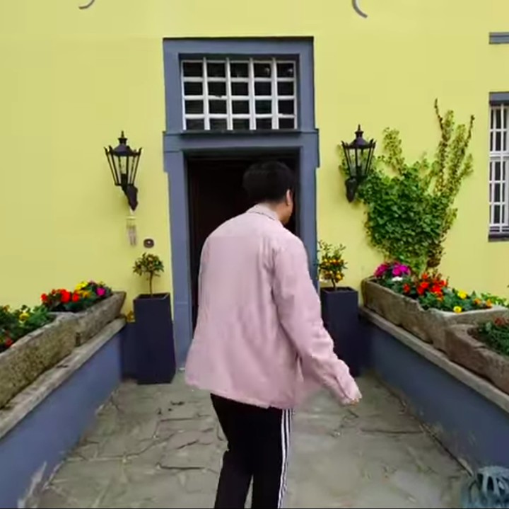 <p>Kastil mewah milik Vidi ini didominasi dengan cat warna kuning. Tak hanya itu, ia juga memiliki halaman yang sangat luas. (Foto: YouTube Vidi Aldiano)</p>