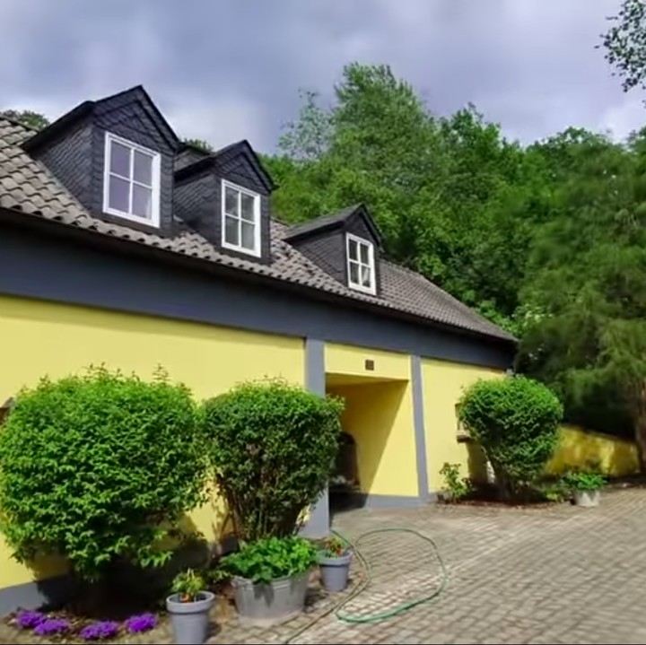 <p>Keluarga Vidi Aldiano ternyata punya rumah berbentuk kastil di Jerman, Bunda. Ia pun mengajak para penggemarnya berkeliling kastil lewat kanal YouTube-nya, lho. (Foto: YouTube Vidi Aldiano)</p>