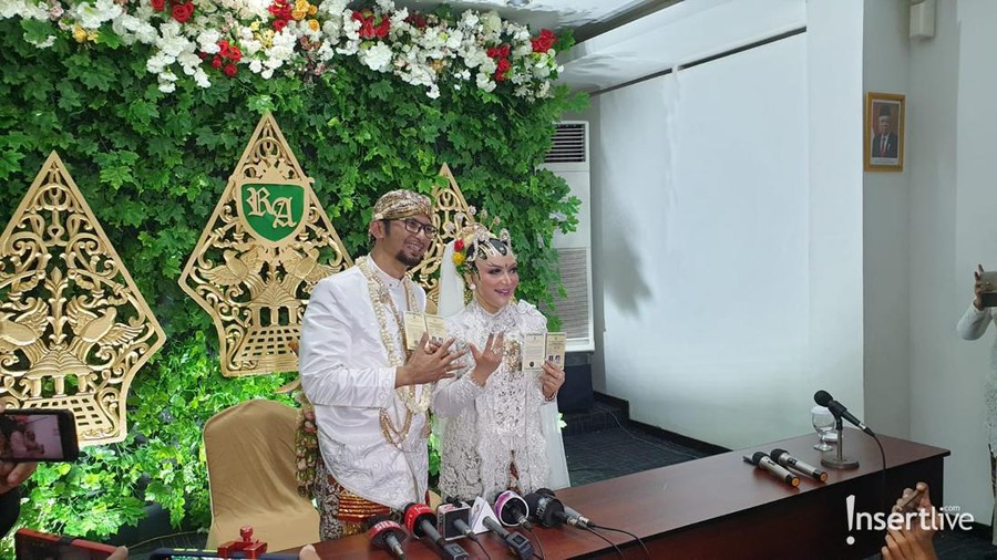 Roro Fitria dan suami