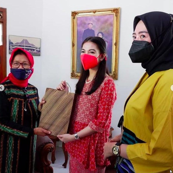 <p>Tak lupa, menantu Joko Widodo ini juga silaturahmi ke rumah Mantan Ketua TP PKK Kota Surakarta untuk mendapat arahan serta masukan-masukan kegiatan PKK mendatang. (Foto: Instagram @pkkkotasurakarta)</p>