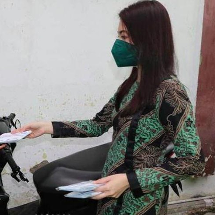 <p>Selama pandemi, Selvi yang juga seorang bunda dua anak ini perhatikan pula kesehatan anak-anak serta para orang tua di Kota Solo. Seperti di foto ini, ia blusukan membagikan masker secara gratis untuk anak-anak, Bunda. (Foto: Instagram @pkkkotasurakarta)</p>