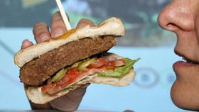 FOTO: Israel Ciptakan Robot Pembuat Burger Nabati dengan Mesin 3D