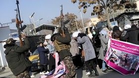 FOTO: Taliban Lepaskan Tembakan Bubarkan Demo Perempuan di Kabul