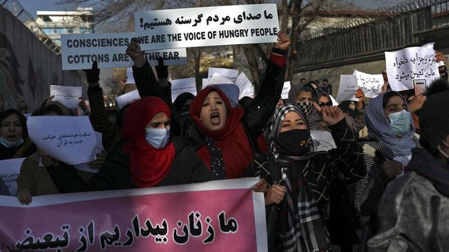 Taliban melepaskan tembakan ke udara untuk membubarkan demonstrasi perempuan untuk mendukung gelombang protes di Iran terkait kematian Mahsa Amini.